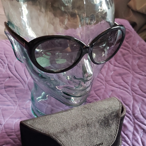 Tom Ford Sunglasses 🕶 - Picture 3 of 8